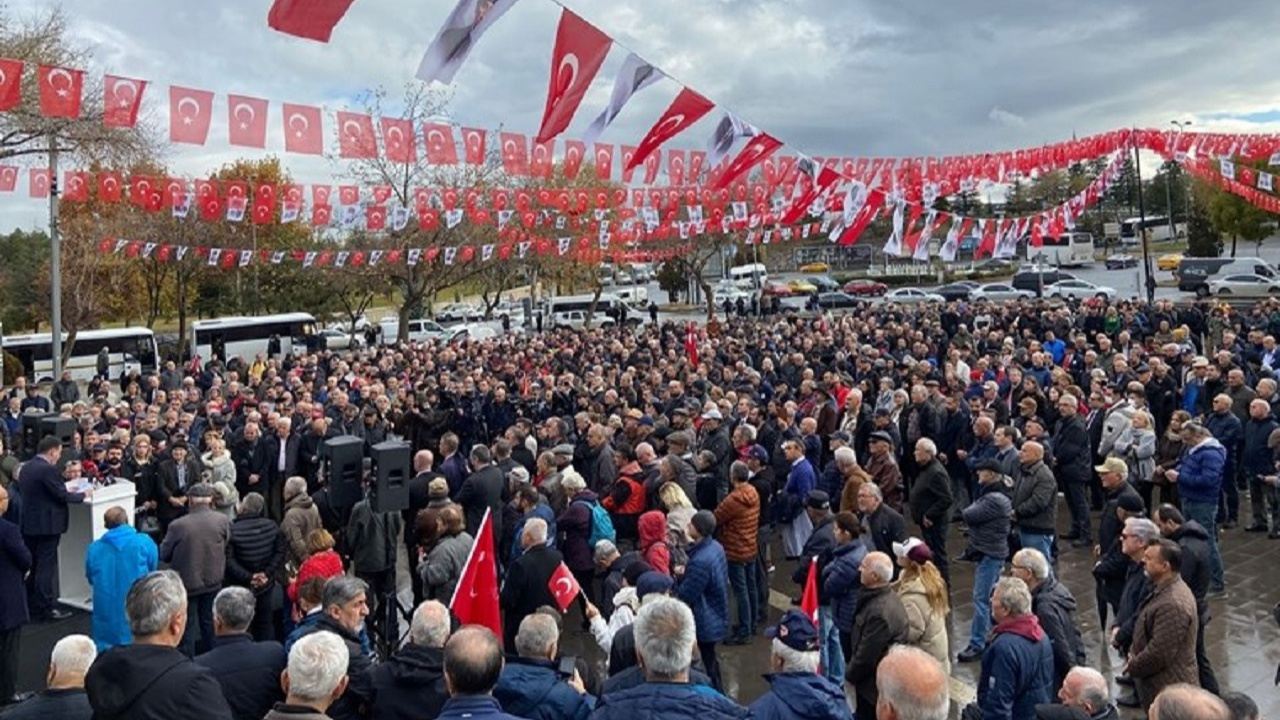 Emekli askerler ve vatandaşlar teğmenlere sahip çıktı