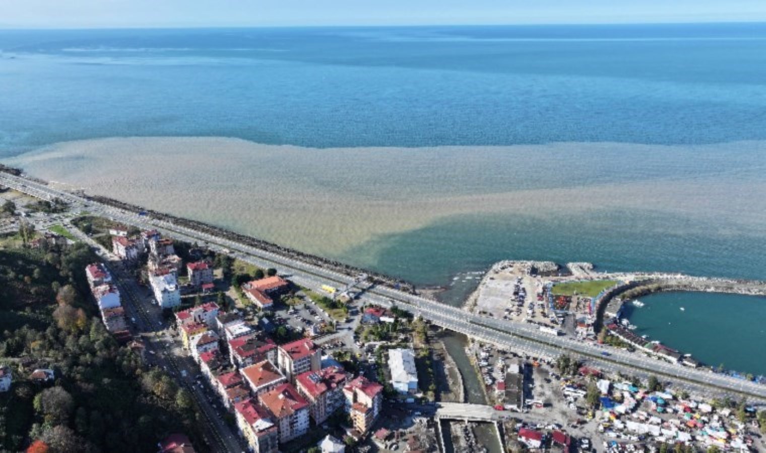 Rize’de denizin rengi değişti… Vali’den ‘heyelan riski’ açıklaması’